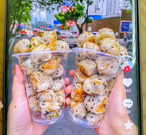 華人老鐵用拇指生煎包機做生煎包，湯汁濃稠、面皮酥脆！